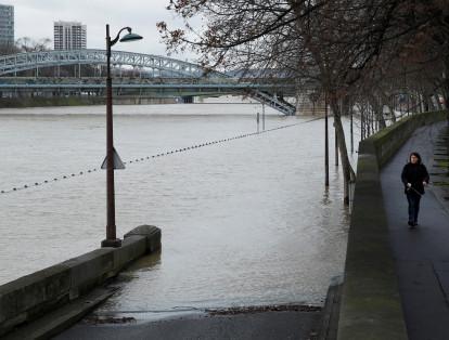 Buena parte de las vías de circulación del muelle del Sena están cerradas. Muchas de ellas están inundadas.