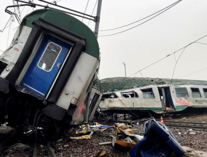 Tres personas murieron en Milán, Italia, por el descarrilamiento de un tren que cubría la ruta entre dos municipios de la región. Seis personas más resultaron heridas, en estado crítico.