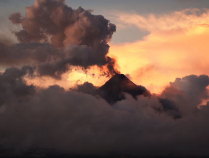 Filipinas está en alerta por la erupción del volcán Mayon, que está expulsando nubes de cenizas y lava desde hace dos semanas. Más de 77.000 personas tuvieron que ser evacuadas de la zona.