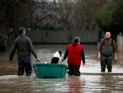 Francia está en alerta por las inundaciones causadas por la crecida del río Sena, cuya altura podría aumentar durante el fin de semana. Más de 400 personas tuvieron que ser evacuadas de las regiones donde se desbordó el río.