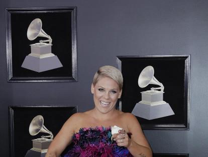 14-	La cantante Pink, sin duda alguna, lució uno de los vestidos más llamativos de la noche de los Grammy.