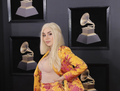2-	La cantante Ava Max, hacía gala de su colorida vestimenta en los Grammy.