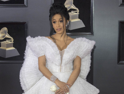4-	Contrastando el vestido de Cabello, Cardi B arribó a los Grammy completamente de blanco.