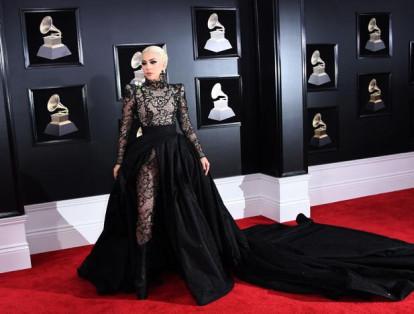 6-	Lady Gaga ‘hurtó’ la alfombra roja con su extenso vestido negro.
