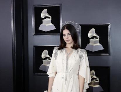 9-	Lana Del Rey lució un vestido blanco sobre la alfombra roja. La cantante es reconocida entre otros éxitos, por las canciones Born To Die y París.