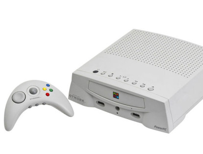 En 1995, Apple quiso incursionar en el mundo de los videojuegos  y lanzó su consola Pippin, realmente revolucionaria para aquel entonces: tenía MacOs como sistema operativo, permitía conectar un teclado y un mouse, y en ella se podía navegar en Internet. Sin embargo, no tuvo la acogida que se esperaba, pues de las 300.000 unidades que esperaban vender, solo lograron vender 40.000.