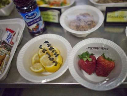 7-	Las comidas en la prisión se regulan mediante porciones indicadas. Varía el consumo de frutas y proteínas.
