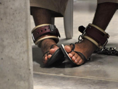 9-	La seguridad para las diversas actividades dentro de la prisión es rigurosa. Los pies de los reos se encadenan, para evitar tanto fugas como altercados entre los miembros de Guantánamo, presos o guardias.