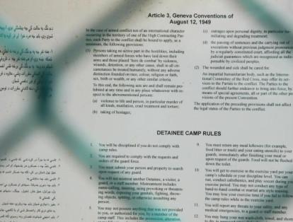 Los diversos anuncios exhibidos en las instalaciones de Guantánamo, hacen alusión a los acuerdos de la Convención de Ginebra, junto con normas para detenidos en varios idiomas.