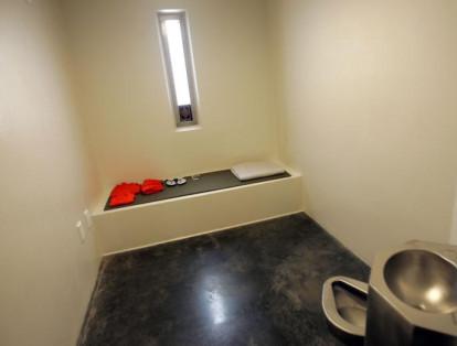 12-	Las celdas en Guantánamo, como en la generalidad de cárceles, juntan el lugar para dormir con los servicios sanitarios.