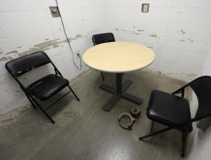 13-	La sala de reuniones es pequeña y se establece con un lugar específico para el encarcelado.