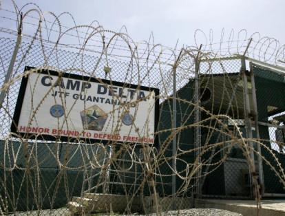 15-	Guantánamo ha sido uno de los complejos carcelarios con mayor seguridad. Como se observa en la imagen, los alambres de púas se colocan con frecuencia en las diversas entradas, en este caso; en la entrada al Campamento Delta, una de las zonas de esta bahía.