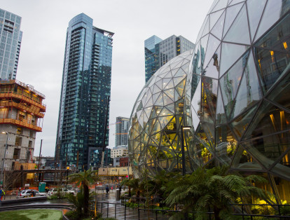 En el centro de la ciudad de Seattle, Estados Unidos, se ubica Amazon Spheres, un trio de esferas gigantescas que abren sus puertas para empleados y visitantes.