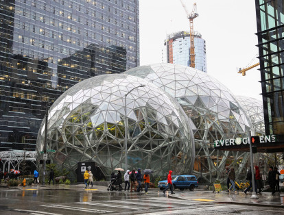 La construcción inició en 2015, y en el momento de la inauguración, Jeff Bezos, CEO de Amazon, aseguró: “¡Alexa, abre las esferas!”, que permite que unas 800 personas se muevan en su interior.
