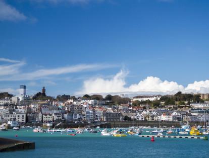 Guernsey, una Dependencia del Reino Unido, subió 7 lugares en el listado comparado con el del 2015. Paso de un puntaje de 64 sobre 100 a 72.
