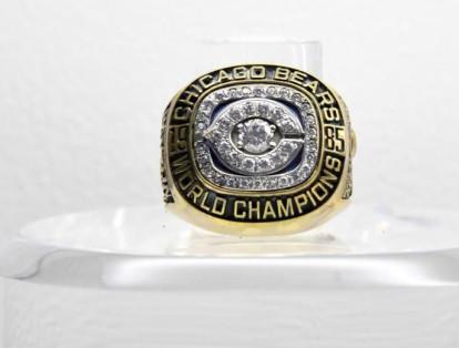 El principal galardón que se lleva el vencedor del Super Bowl es el Trofeo Vince Lombardi. Además del trofeo, cada jugador recibe un anillo de campeón.En la foto, el anillo de la victoria de los Chicago Bears contra los New England Patriots en 1986.