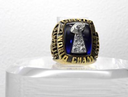 Estas joyas suelen realizarse en oro blanco y diamantes, e incluyen nombre del equipo y edición del Super Bowl. Este es el anillo del triunfo de los New York Giants sobre 	los Denver Broncos en 1987.