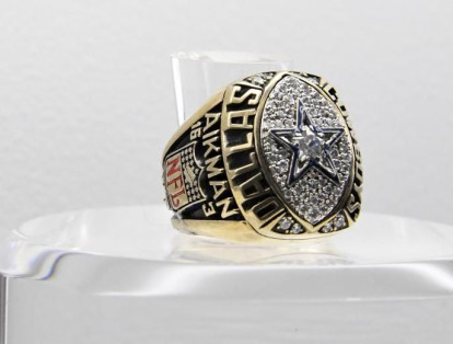 La NFL costea 150 anillos para cada equipo, con un coste aproximado de 5000 dólares la unidad. En la foto, la joya de la victoria de los Dallas Cowboys ante los Buffalo Bills.