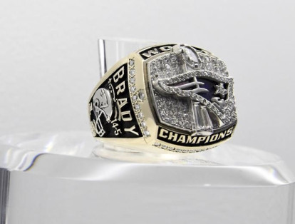 Este es el anillo que se llevaron los jugadores del New England Patriots en el año 2002.