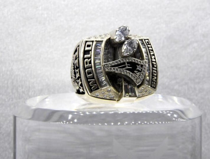 En la edición XXXVIII del Super Bowl New England Patriots obtuvo la victoria frente a los Carolina Panthers.