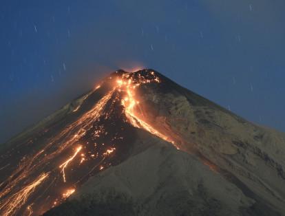 Casi 300 personas tuvieron que ser evacuadas y más de 46.000 se vieron afectadas por la erupción del 'Volcán de Fuego' en Guatemala el jueves. Este es uno de los volcanes más activos del país.