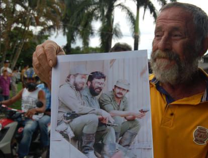Un habitante del pueblo llevó una fotografía donde aparece Timochenko junto a su hermano y Alfonso Cano.