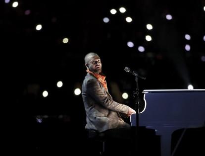 Polifacético, Timberlake aprovechó sus dotes para el piano durante su 'show'.