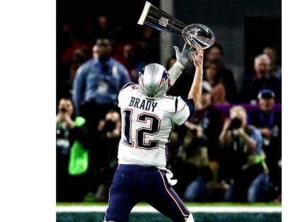 El famoso jugador de los Patriots Tom Brady también fue figura de varios memes, en especial por haber perdido uno de los pases y no recoger con fuerza el balón.