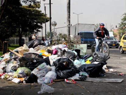 Desde que se suspendieron las actividades por parte de algunos de los operarios de Aguas de Bogotá, cerca de 9.637 toneladas de residuos quedaron en las calles