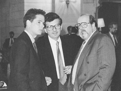 Los Congresistas por Bogotá, Germán Vargas Lleras, Juan Martín Caicedo Ferrer, y Antonio José Pinillos, de izquierda a derecha, durante un receso en el Senado. El 17 de agosto de 1994.