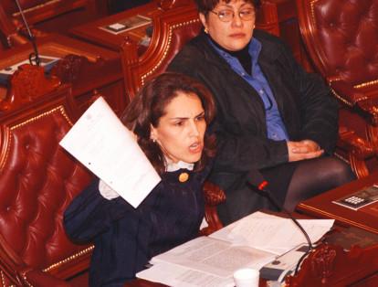 Vivian Morales, el 2 de febrero de 2005, como Senadora de la República del Movimiento Independiente Frente de Esperanza "Fe", cargo en el que estuvo desde 1998 y hasta el 2002.