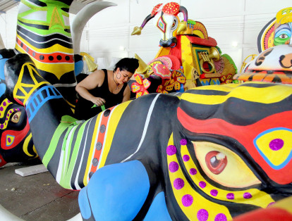 Las 18 carrozas del Carnaval se realizan en las bodegas ubicadas en la Vía 40 con carrera 50 en Barranquilla. Más de 60 personas, entre artesanos, arquitectos, fabricantes y artistas plásticos, trabajan en la elaboración de estas gigantescas obras.