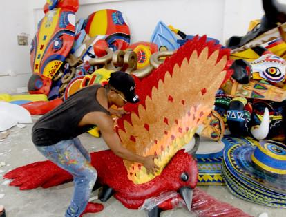 Las piezas, que miden más de 6 metros de altura, irán acompañando a personajes nacionales que bailando y lanzando flores mantendrán viva la alegría en la fiesta del Carnaval.