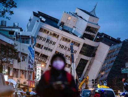 Los servicios de rescate trabajaban sin descanso este miércoles en la ciudad taiwanesa de Hualien para intentar encontrar supervivientes, tras un terremoto de 6,4 grados de magnitud que dejó al menos seis muertos y más de 200 heridos.