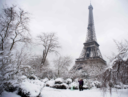Las fuertes nevadas en el norte de Francia forzaron a que se ordenara el cierre de la torre Eiffel.