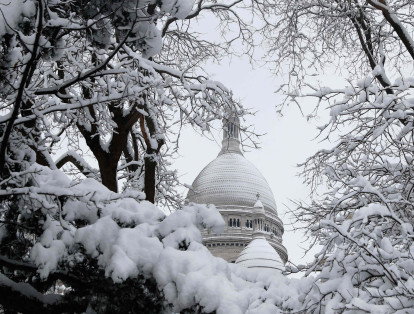 Las precipitaciones de nieve que se produjeron desde este martes llegaron a generar espesores de hasta 30 centímetros en la ciudad de Chartres y 12 centímetros en 
París, la mayor acumulación registrada desde 1987.