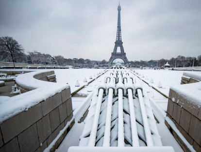 Los aeropuertos de París registraron retrasos y algunas cancelaciones en sus vuelos por los problemas que el temporal de nieve causó en los accesos, que dificultaba la llegada de trabajadores y viajeros.