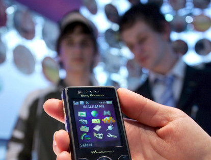 En 2001, el fabricante de equipos de telecomunicación sueco Ericsson y el japonés Sony firmaron un acuerdo de fusión de sus actividades de fabricación de celulares. A pesar de que tuvo buenos ingresos, en los siguientes años la nueva marca terminó derribándose frente a la competencia. En 2012