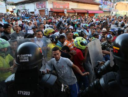El ESMAD evito que los manifestantes llegaran hasta donde iba a llegar el candidato presidencial del partido político FARC.