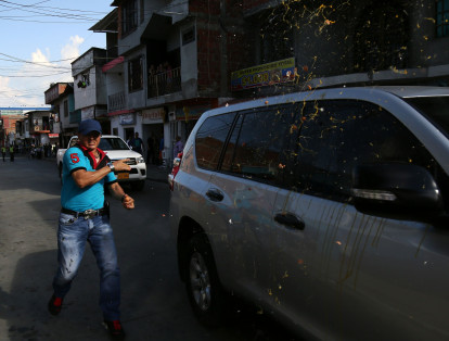 En Cali y Yumbo, los vehículos, escoltas y Rodrigo Londoño, recibieron ataques con huevos por parte de los manifestantes.