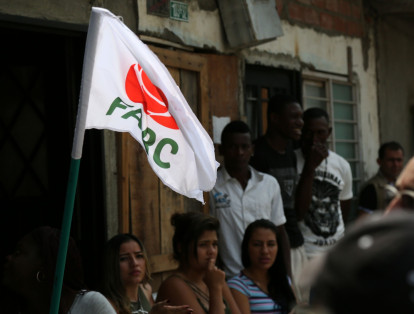 Con banderas y camisas con el logo del partido político de FARC fue recibido 'Timochenko' en el Distrito de Aguablanca.