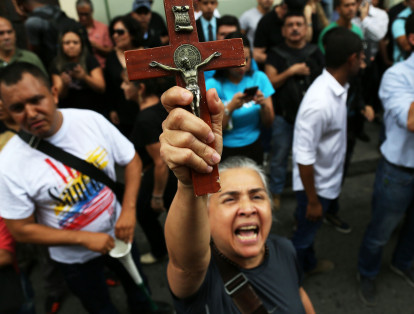 Algunas personas llegaron con crucifijos afirmando que le harían un exorcismo a Rodrigo Londoño tras lo hecho en la guerrila.