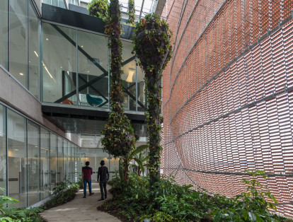 Además, Archdaily resalta la luz natural del edificio y el uso de espacios verdes.