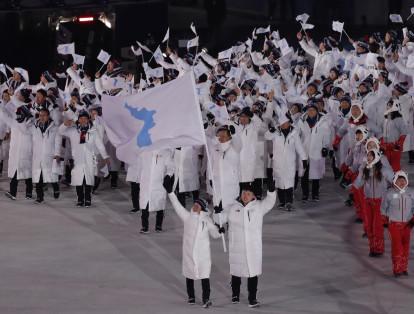 La última vez que los dos Coreas, que se encuentran técnicamente en guerra desde hace más de 70 años, marcharon de manera conjunta en un desfile olímpico fue en los Juegos de Invierno de Turín, en 2006.