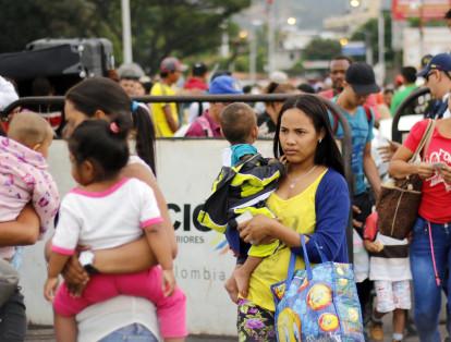 Los nuevos controles migratorios permitirán que al país solo ingresen los venezolanos que tienen pasaporte o una tarjeta migratoria. Además, los que ya viven en Colombia deberán hacer un registro gratuito, explicó Santos.