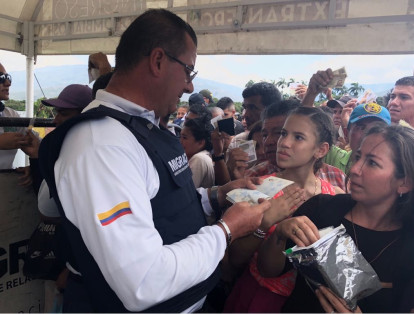 A partir de hoy, los agentes migratorios empezaron a solicitar el pasaporte o el preregistro de la Tarjeta de Movilidad Fronteriza, lo que está generando congestión en la frontera.