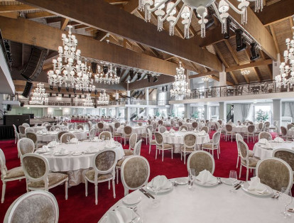 El salón de banquetes 'Royal Hall' es el más lujoso de todos. Está equipada con elementos modernos y ventanas de hasta seis metros de alto que le dan un toque de exclusividad.