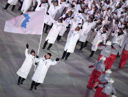 Las dos Coreas desfilaron bajo una sola bandera en la inauguración de los Juegos Olímpicos de Invierno en Pieonchang, en un gesto de distensión entre ambos países.