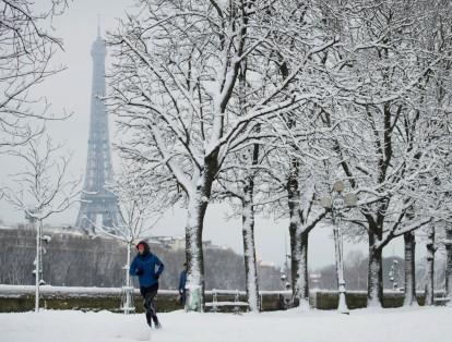 París vivió una nevada histórica que causó caos en la ciudad. La mayoría de los vuelos se retrasaron o fueron cancelados, la Torre Eiffel tuvo que ser cerrada y se formaron trancones monumentales por el hielo en las vías.