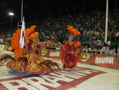 A 225 Km de Buenos Aires está la ciudad de Gualeguaychú. Allí se puede apreciar uno de los carnavales más grandes del mundo. Su fama se debe a los increíbles desfiles donde comparsas con vestuarios maravillosos y coreografías compiten por el primer lugar.